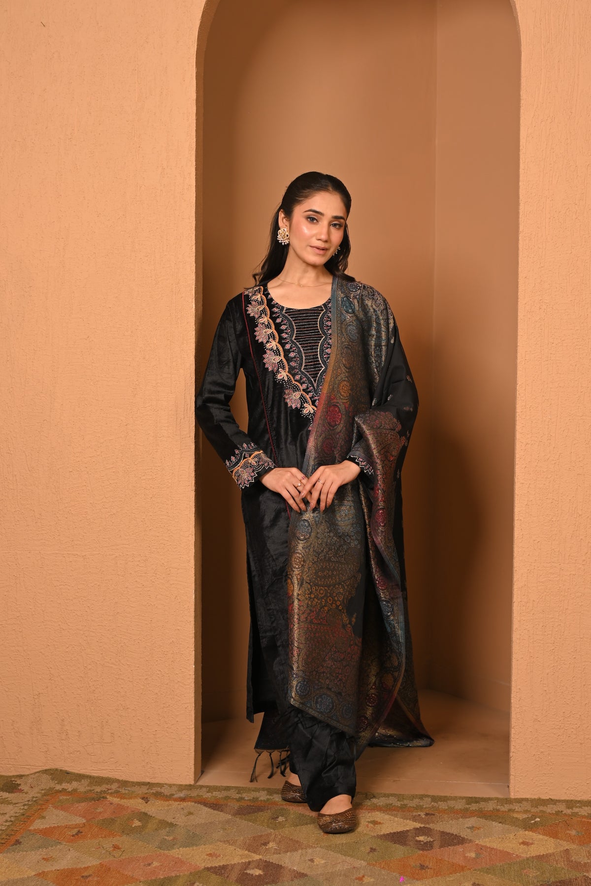 BLACK EMBROIDERED KURTA SET